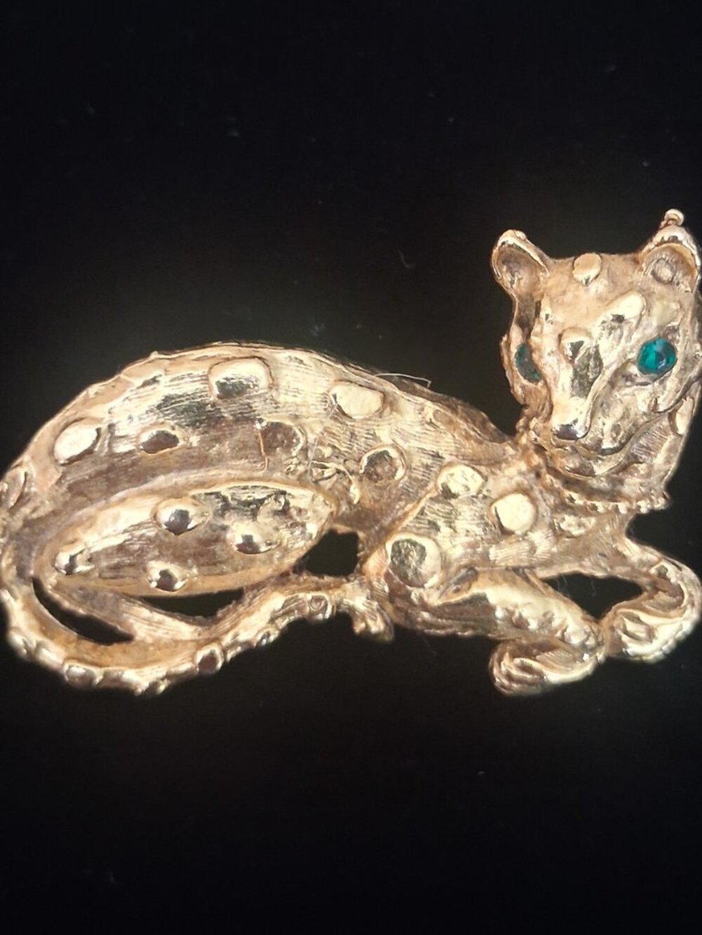 Vintage Textured Gold Tone Leopard Brooch with Faux Emerald Green Eyes